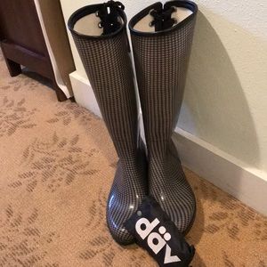 Adorable, stylish rain boots size 10